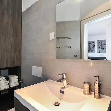 City Center Studio Main Street Apartment