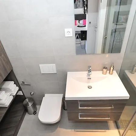 City Center Studio Main Street Apartment *